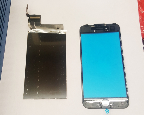 Матрица ЖКИ или LCD и стекло перед установкой стекла при замене стекла iPhone 7 Матрица ЖКИ или LCD и стекло перед установкой стекла при замене стекла iPhone 7.